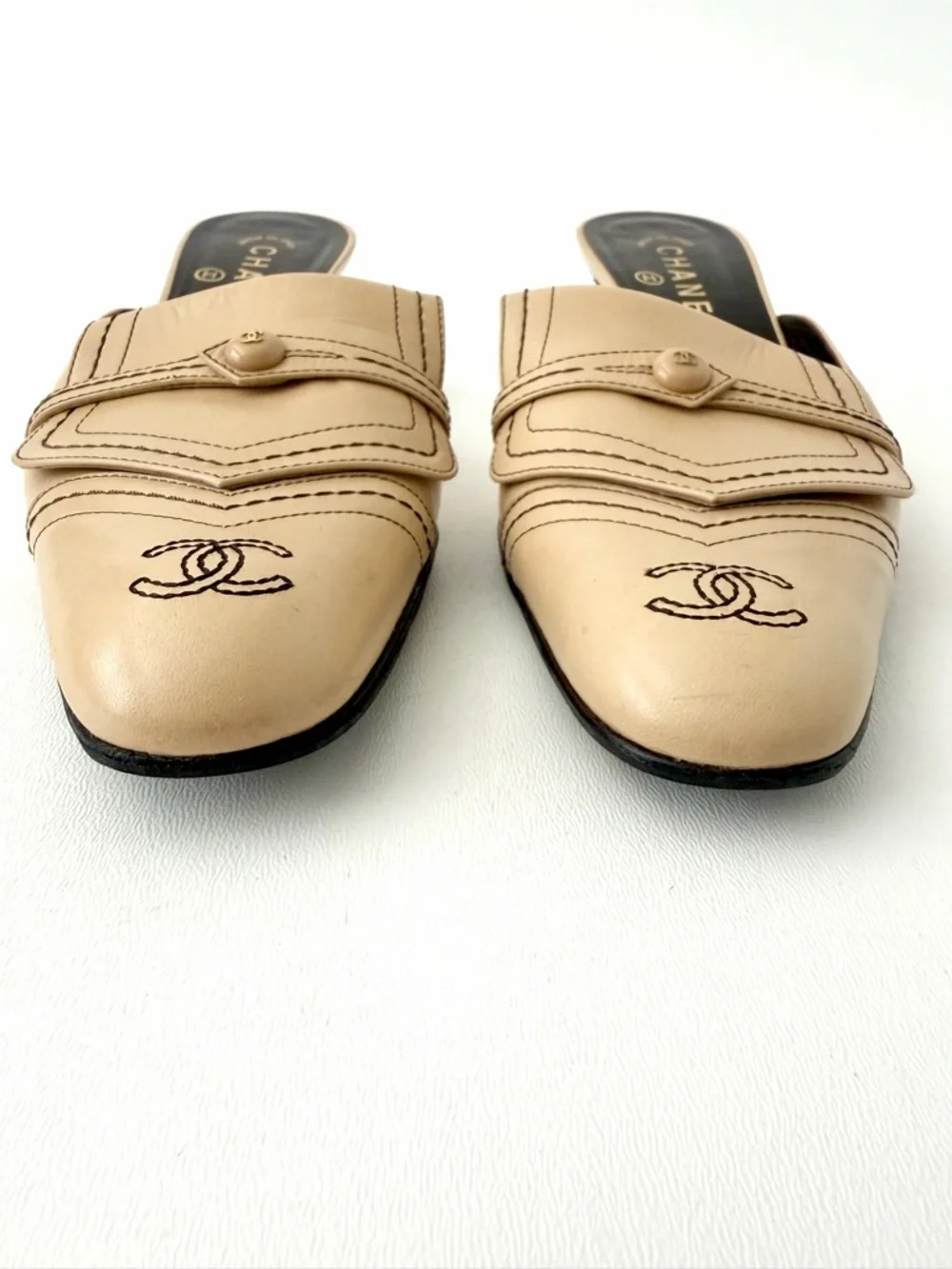 CHANEL‎ | Beige Leather CC Logo Mules Kitten Heel Slides EU 39.5 Y2K Vintage